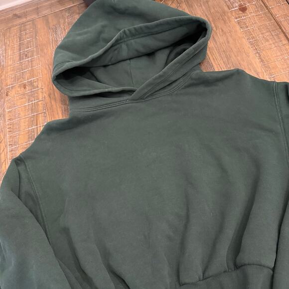 WORN ONCE aritzia forest green cropped sweatshirt hoodie - Picture 2 of 7